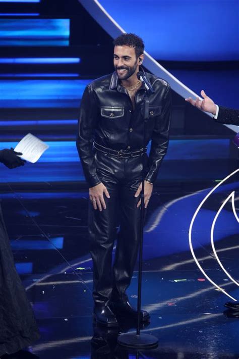 Sanremo 73, il look total leather di Marco Mengoni è 